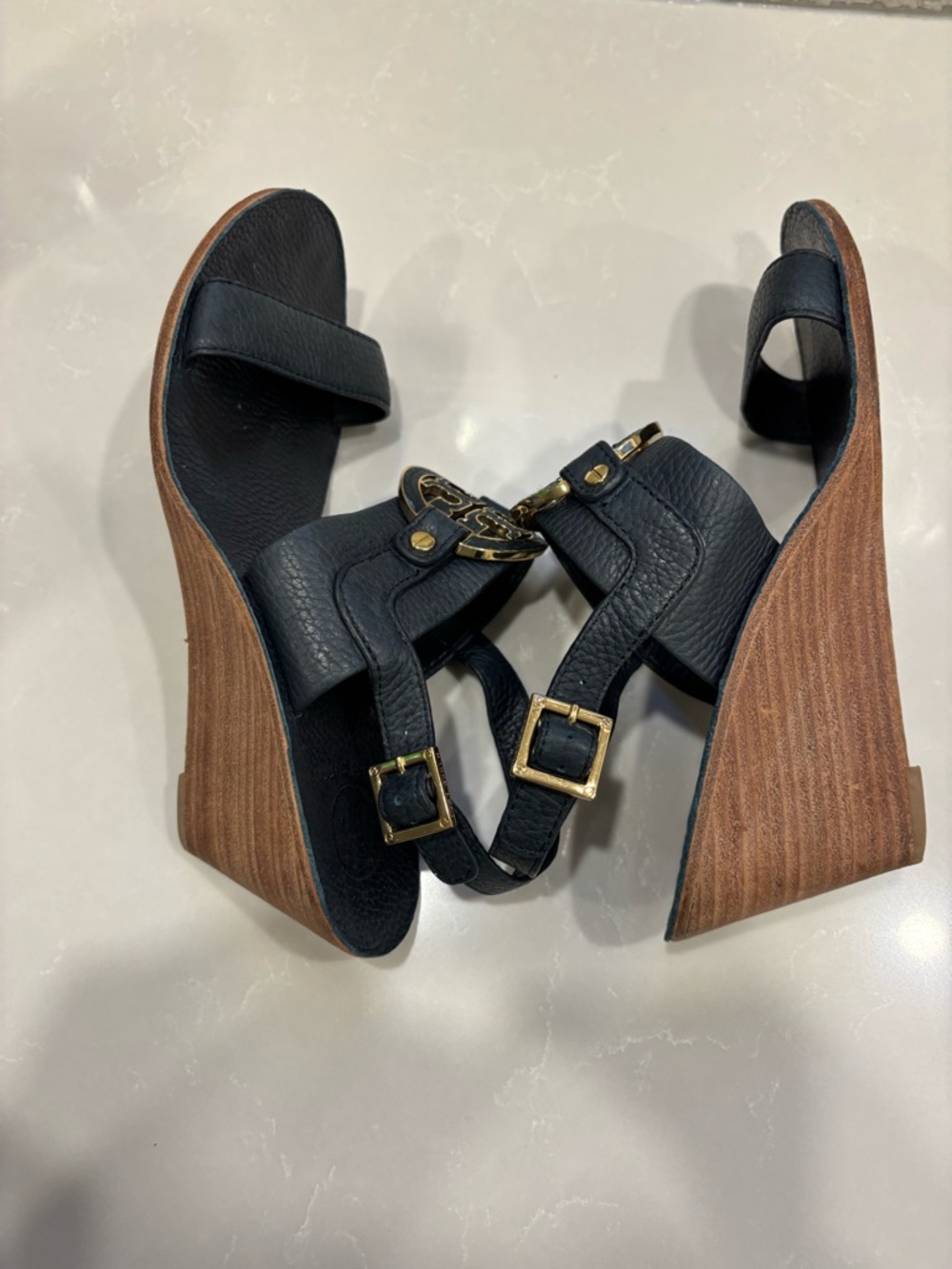 Tory Burch Navy Leather Wedge Sandals Gold Logo Size 8 - Picture 4 of 11